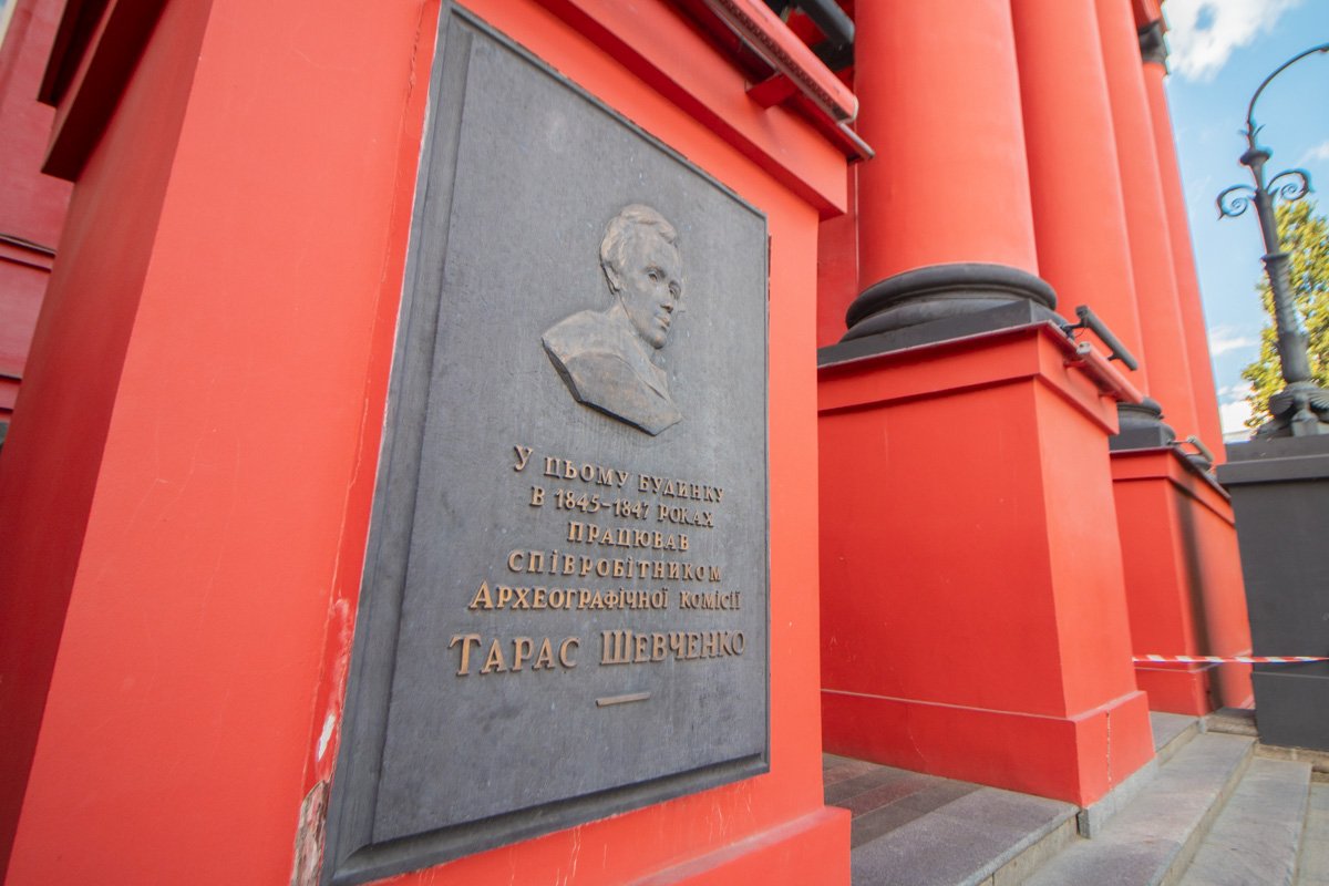 Интересно, что фасад корпуса в первые годы после строительства, то есть еще в 1843 году, был абсолютно белым Интересно, что фасад корпуса в первые годы после строительства, то есть еще в 1843 году, был абсолютно белым