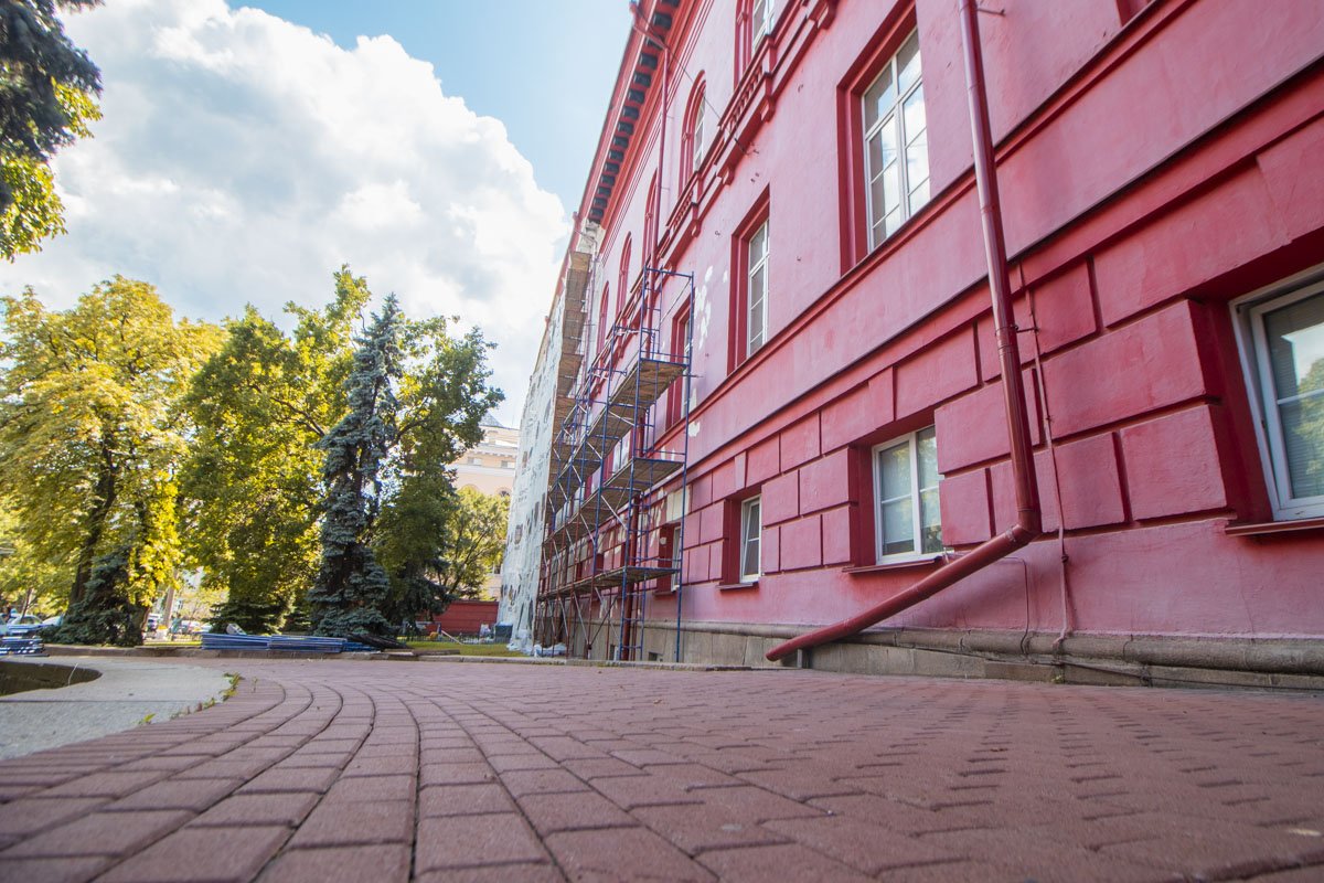 Только спустя некоторое время его перекрасили в красно-коричневатый цвет Только спустя некоторое время его перекрасили в красно-коричневатый цвет