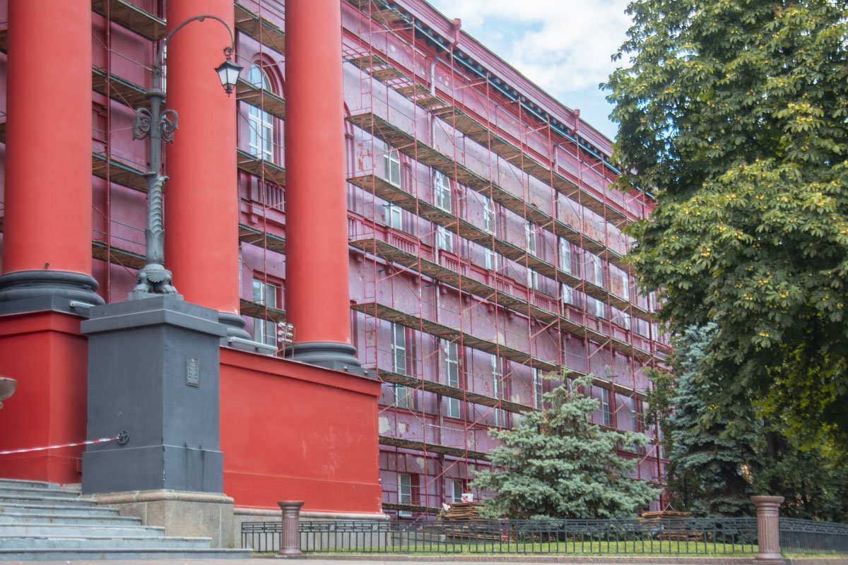 С тех времен красный корпус стал символом всего университета Шевченко, да и Киева в общем С тех времен красный корпус стал символом всего университета Шевченко, да и Киева в общем