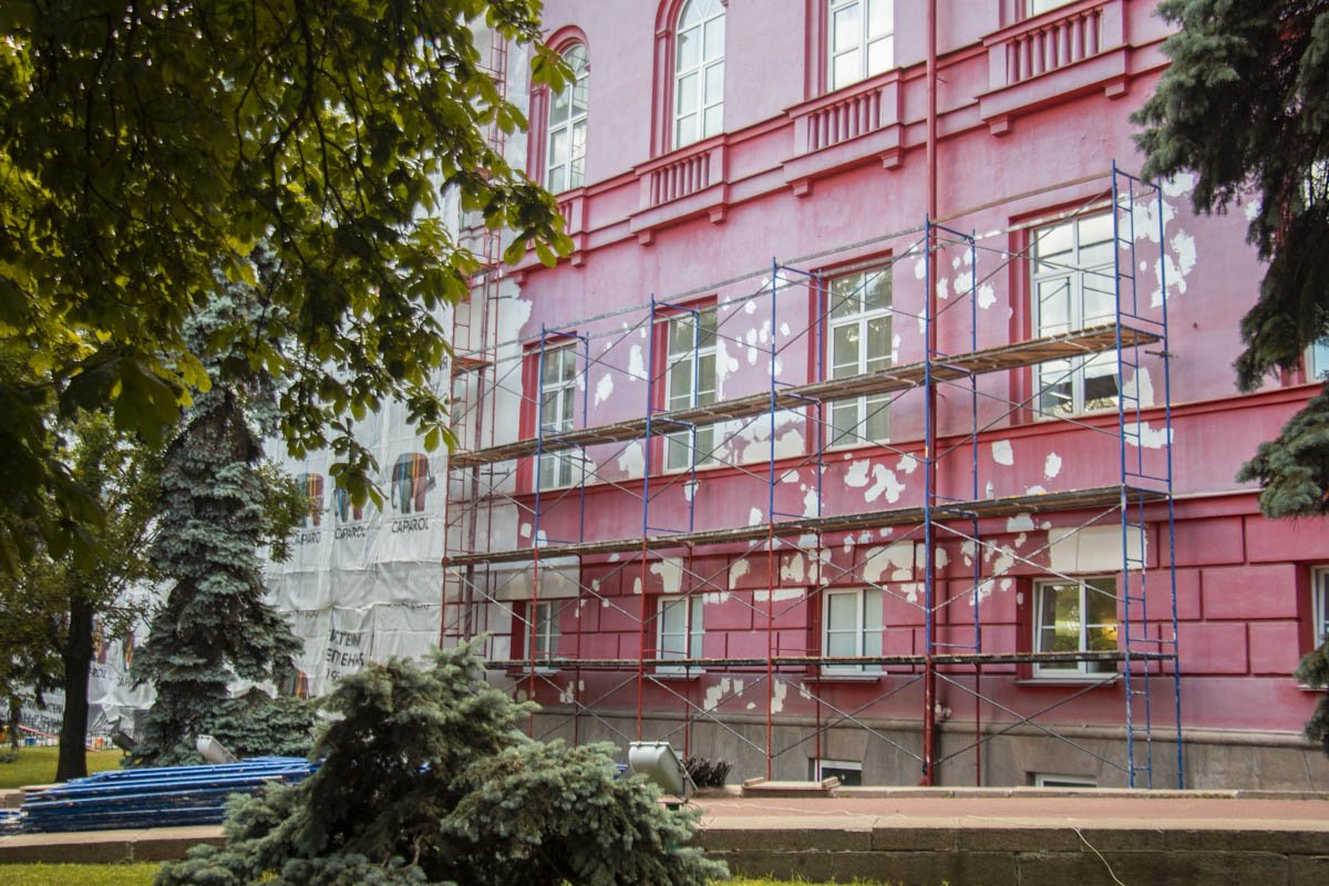 Строители ликвидируют повреждения на фасаде, но к покраске еще не приступили Строители ликвидируют повреждения на фасаде, но к покраске еще не приступили