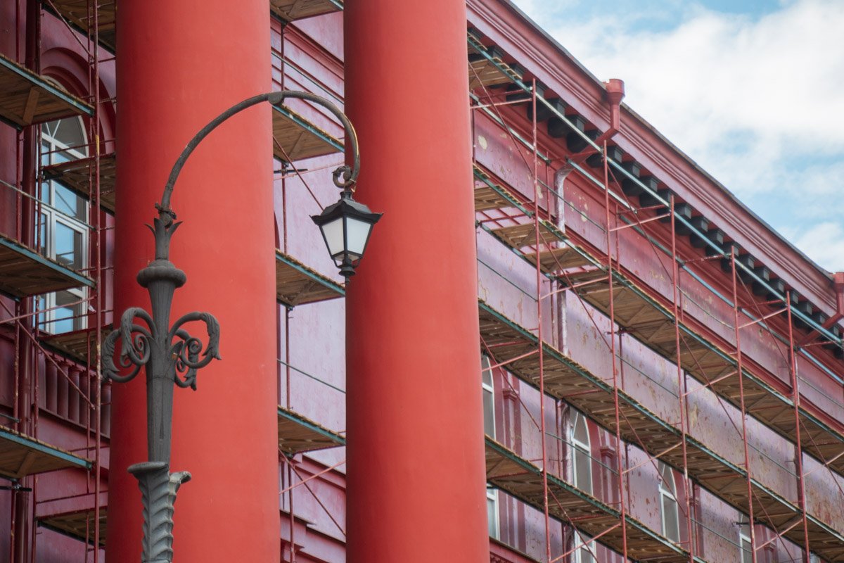 Вокруг здания установлены вышки-туры, которые позволяют работникам забраться на самые высокие точки Вокруг здания установлены вышки-туры, которые позволяют работникам забраться на самые высокие точки