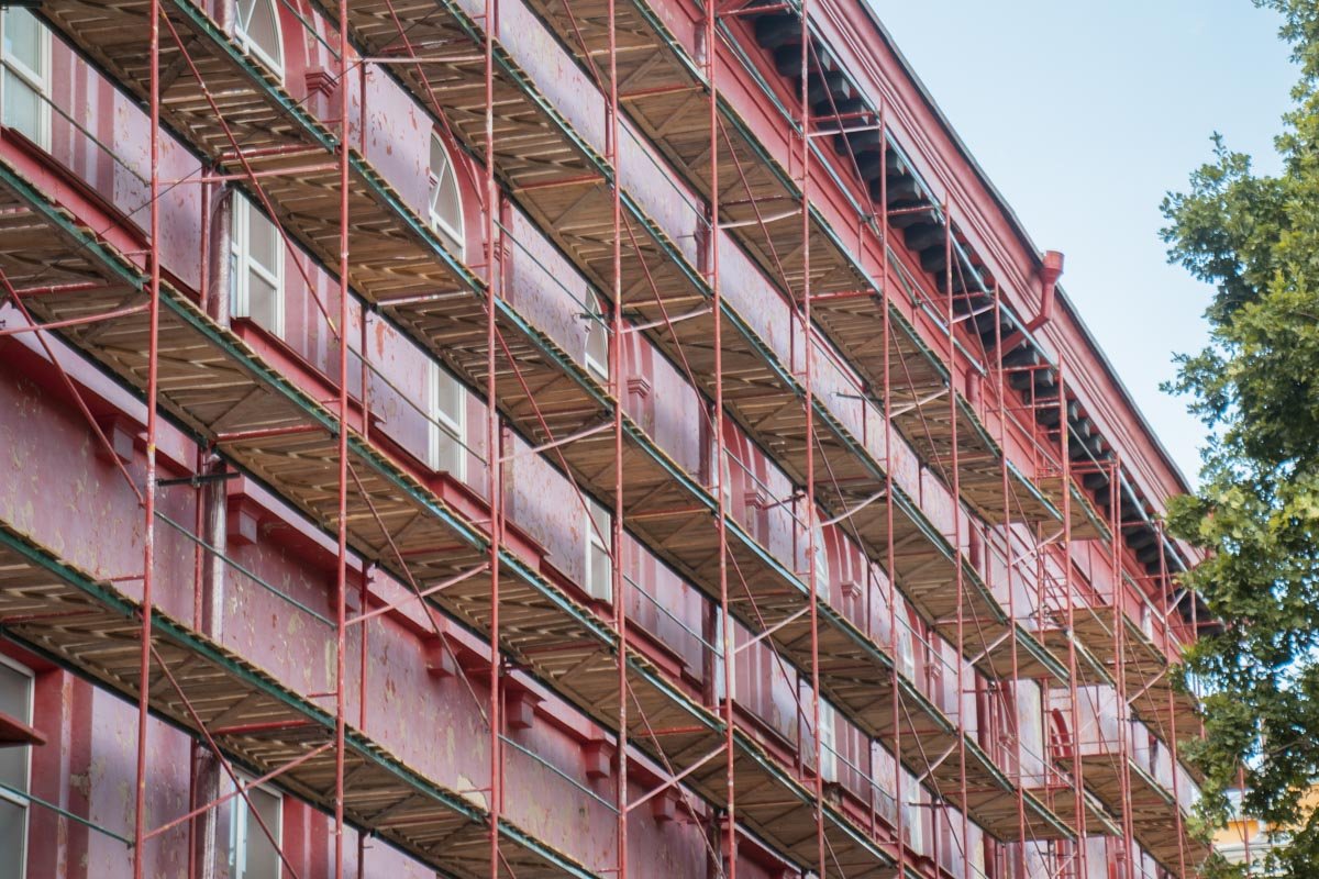 Главный вход пока остается нетронутым, все делают постепенно Главный вход пока остается нетронутым, все делают постепенно