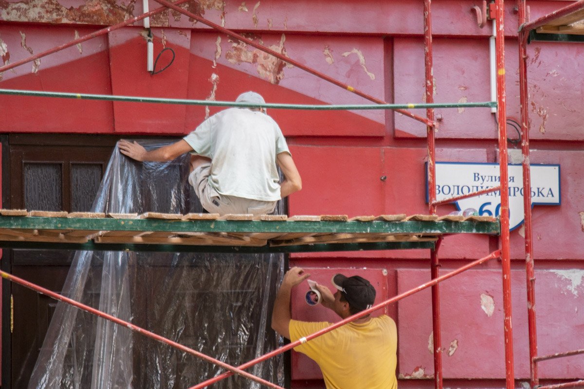 То есть у строителей и маляров есть чуть больше месяца для того, чтобы сделать главный корпус КНУ еще более красным То есть у строителей и маляров есть чуть больше месяца для того, чтобы сделать главный корпус КНУ еще более красным
