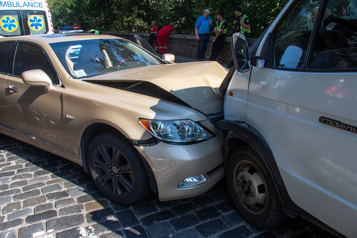Водитель Lexus выехал на встречную полосу и влетел в лоб Газели