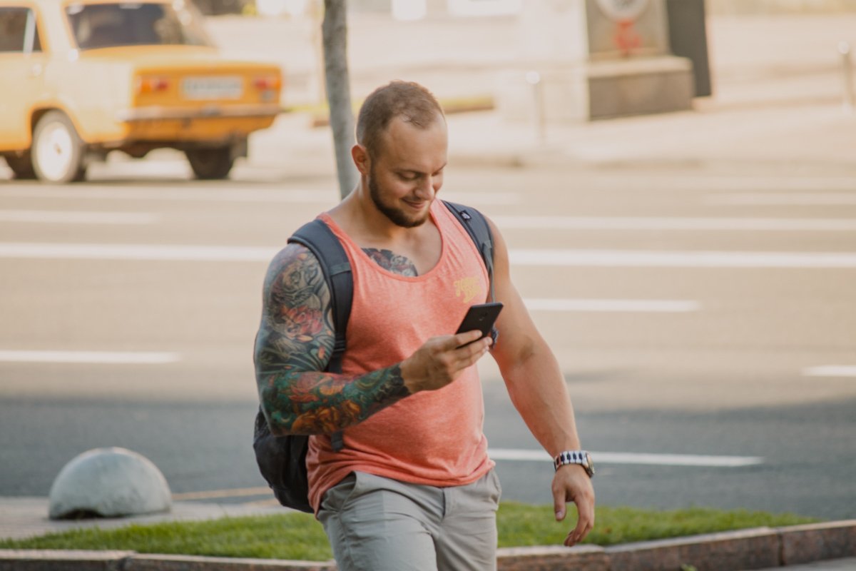 Любимая написала и парень расплелся в улыбке или друзья на тусовку позвали