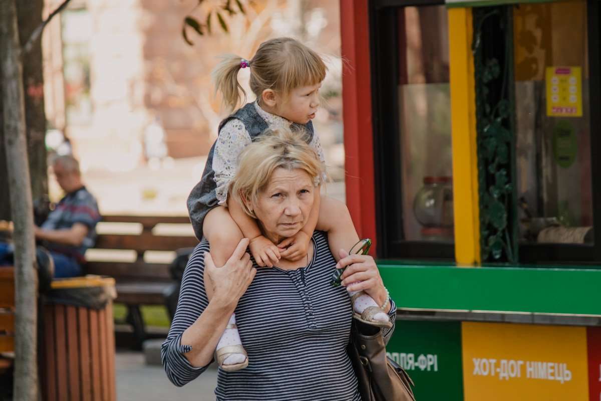 Внучке однозначно кайфово, бабушке, похоже, не очень