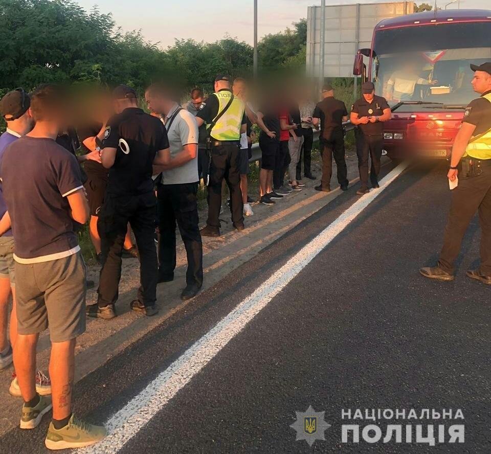 В полицию сообщили о передвижении в автобусах большого количества людей в направлении Киева