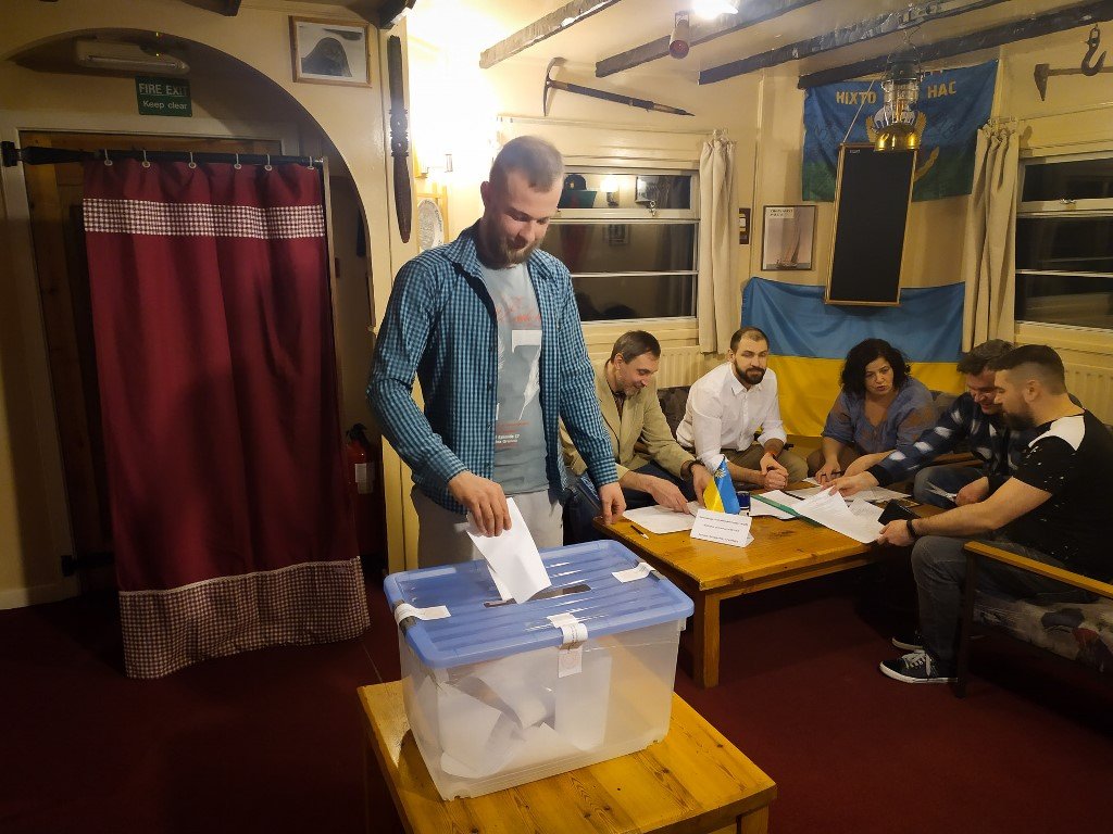 На спецучастке на станции "Академик Вернадский", которая является самым отдаленным избирательным участком Украины, завершилось голосование