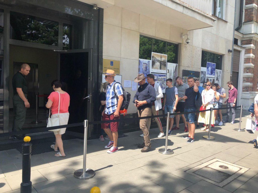 Украинцы голосуют в Польше