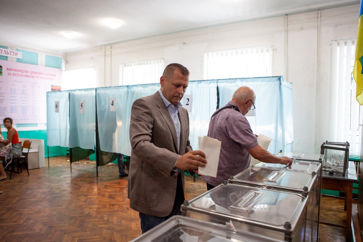 Мэр Днепра Борис Филатов проголосовал на выборах в Верховную Раду