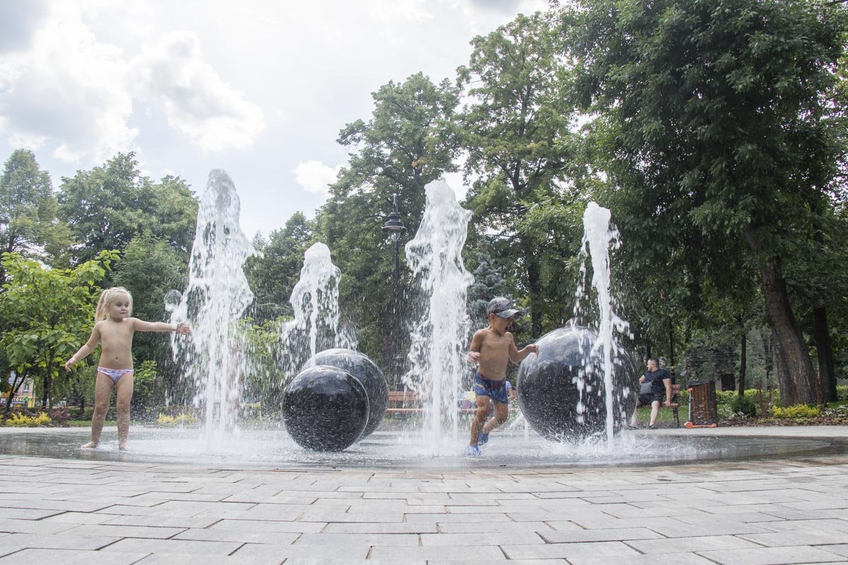 В фонтане резвятся дети В фонтане резвятся дети