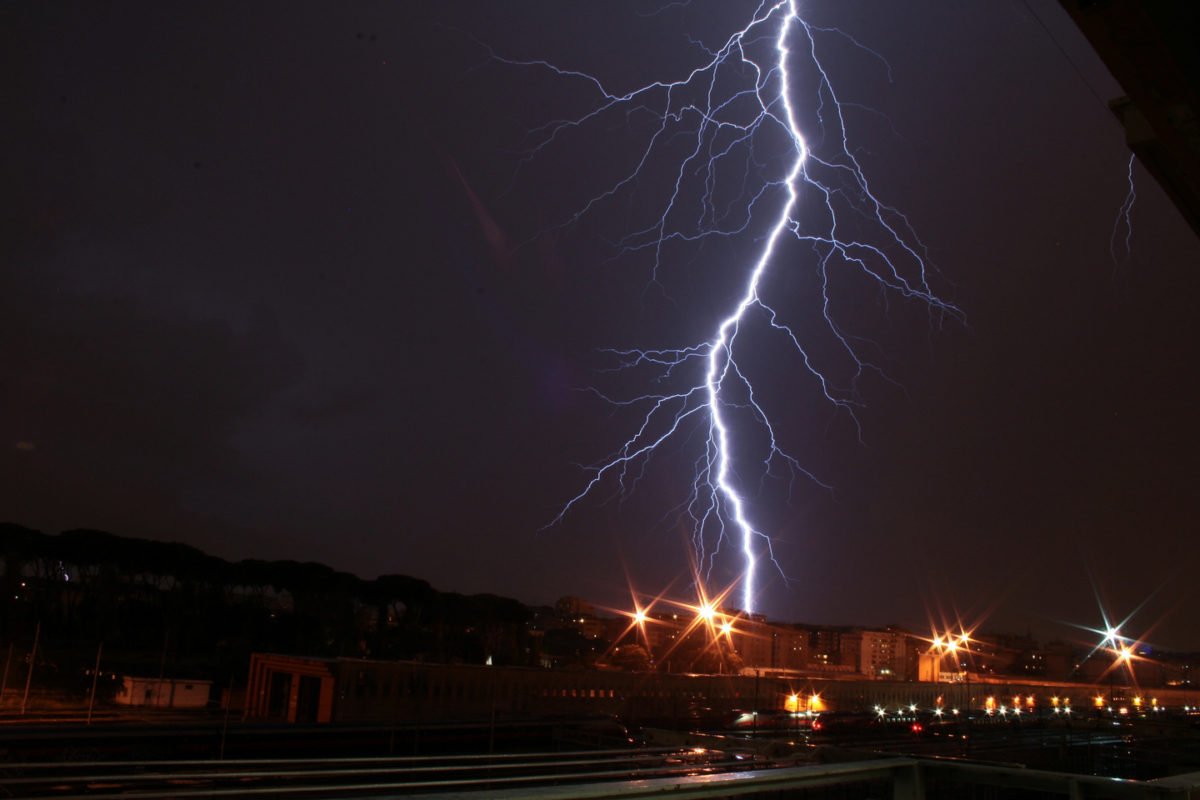 Молния убила девять человек в Индии