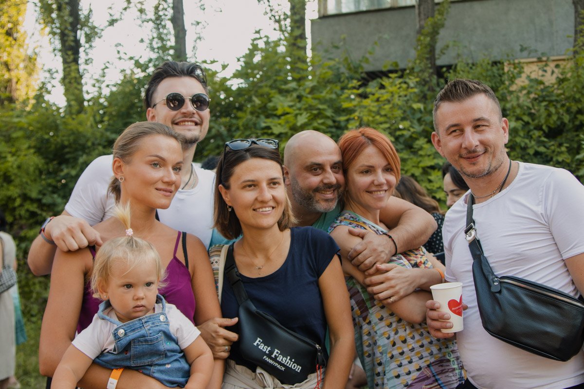 Невест приветствовали десятки счастливых гостей