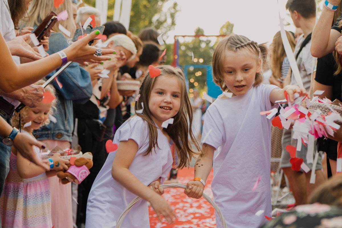 Первыми перед всеми присутствующими появились маленькие ангелы (детки), они рассыпали тысячи сердечек вокруг