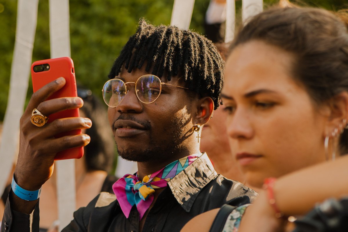 Гости также активно снимали происходящее на телефоны