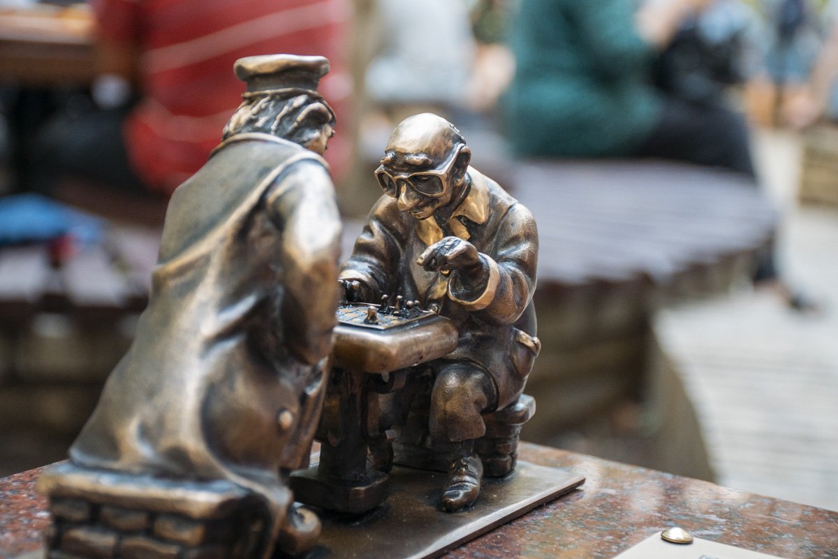 Миниатюрные "Киевские шахматисты" украшают парк Шевченко на улице Владимирской