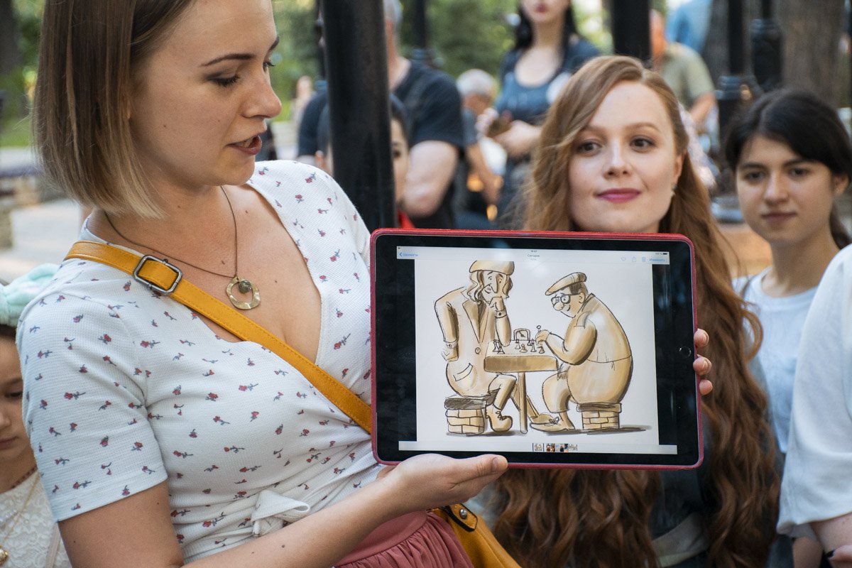 Скульптор Ольга Колесник срисовывала эскиз скульптурки с реальных людей 