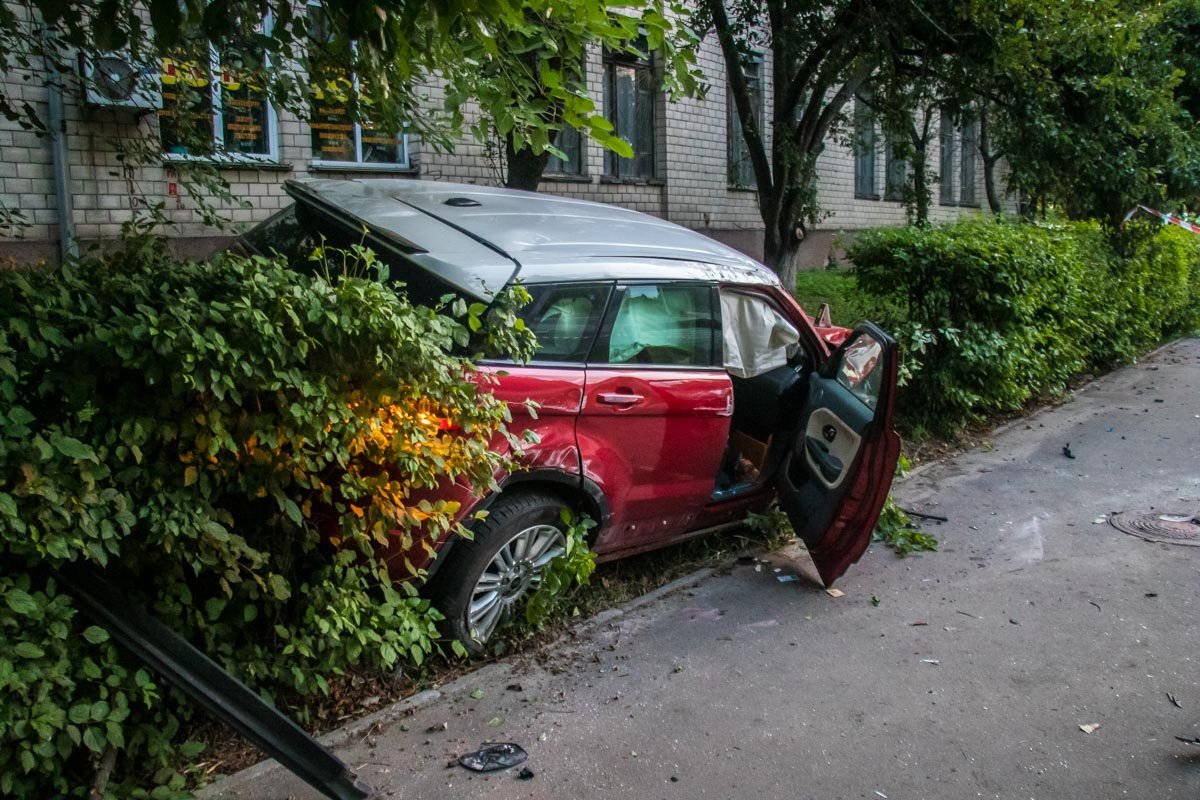 Единственным участником аварии стал кроссовер Range Rover