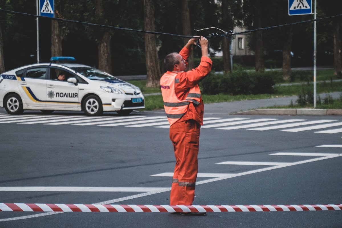 На месте помимо полицейских работали коммунальщики, которые устраняли проблемы с электросетью