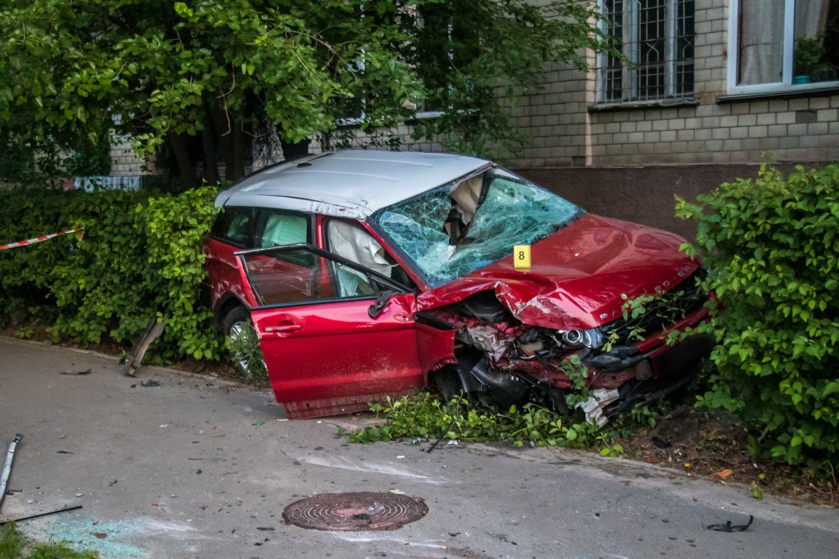 Единственным пострадавшим оказался водитель, которого увезла карета скорой помощи