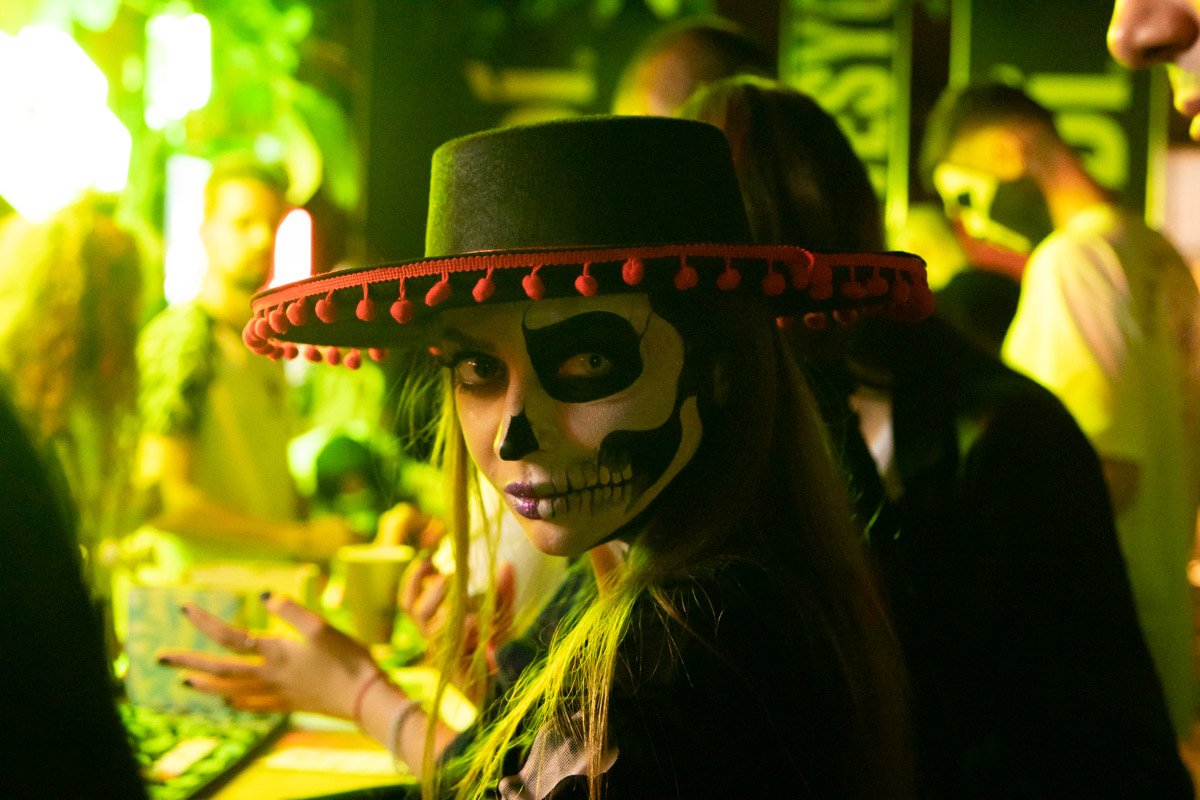 Этот взгляд горит ярче любого огненного шоу 