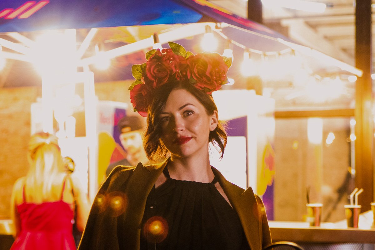 Фото такое светлое от ламп или от красоты девушки на нем? 