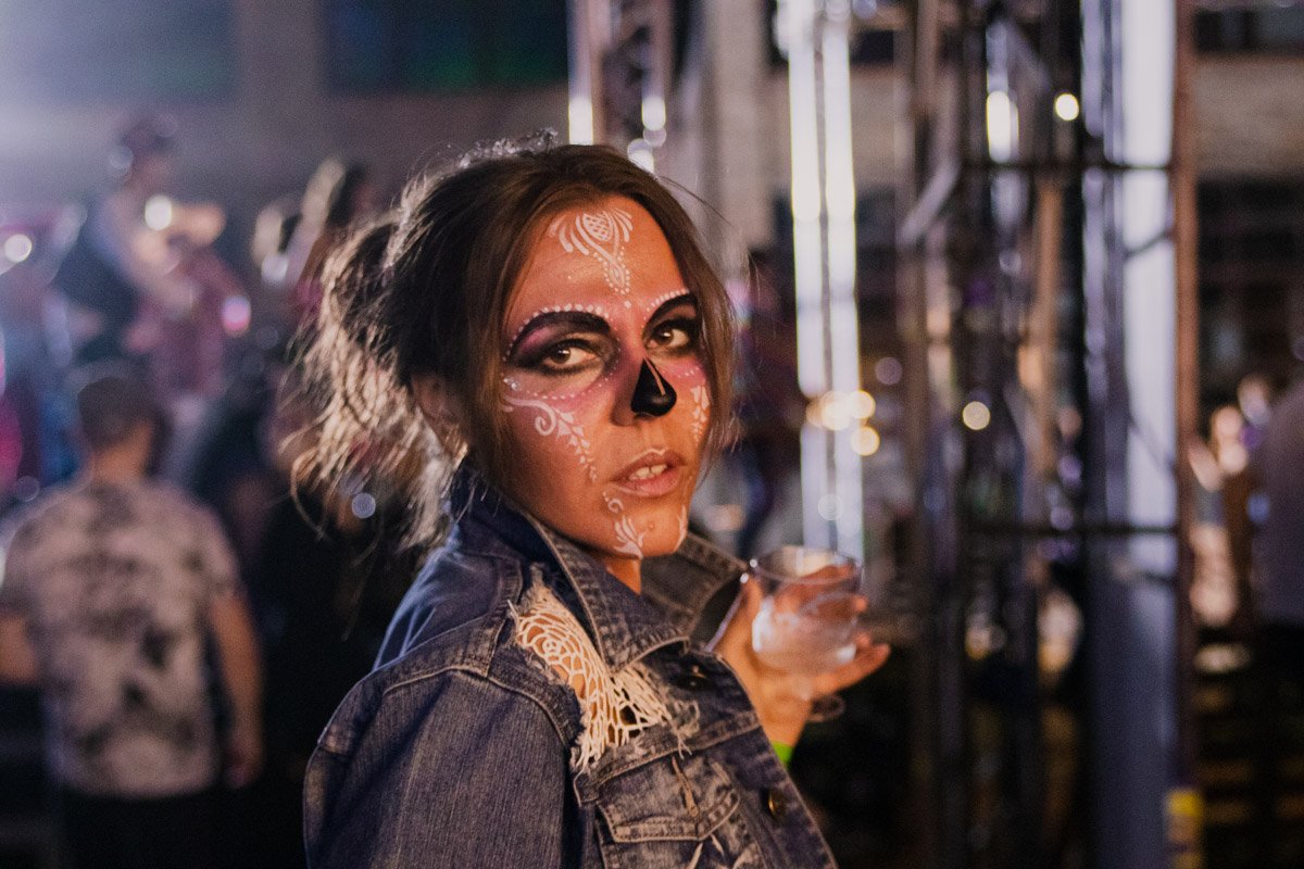 Горячая девушка с не менее огненным напитком 