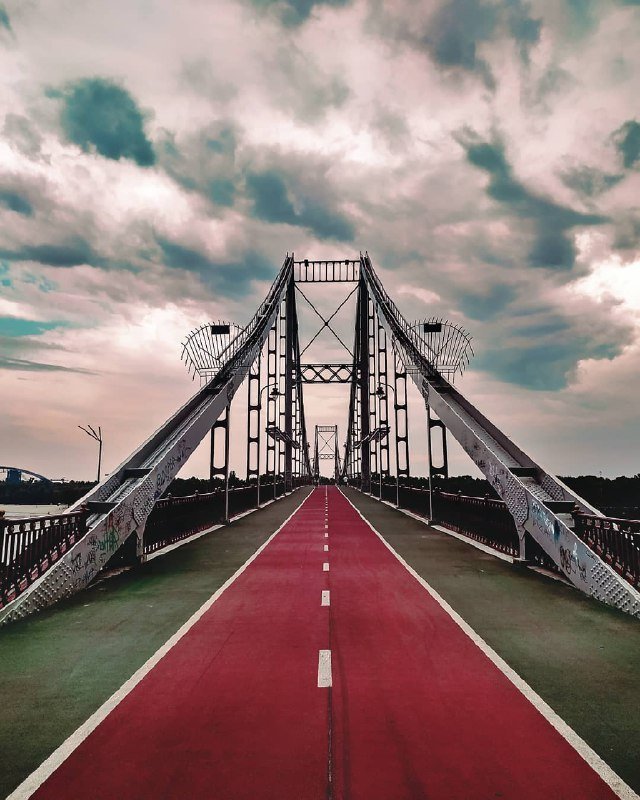 Традиционно красивый мост, нетрадиционно красивое небо. Фото: @davidantaruk_photo