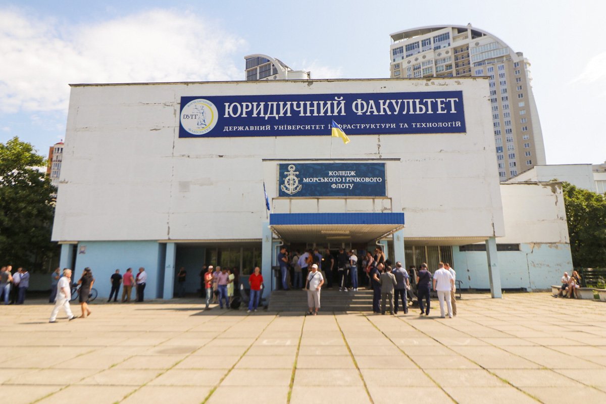 Зеленский голосует традиционно на Оболони, в Колледже морского и речного флота