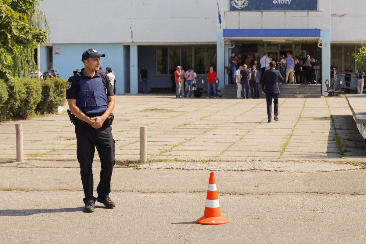 За час до приезда Президента на месте уже собирается пресса и дежурят правоохранители 