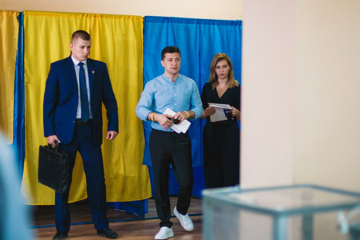 На голосование Президент прибыл вместе с супругой и в окружении охраны 