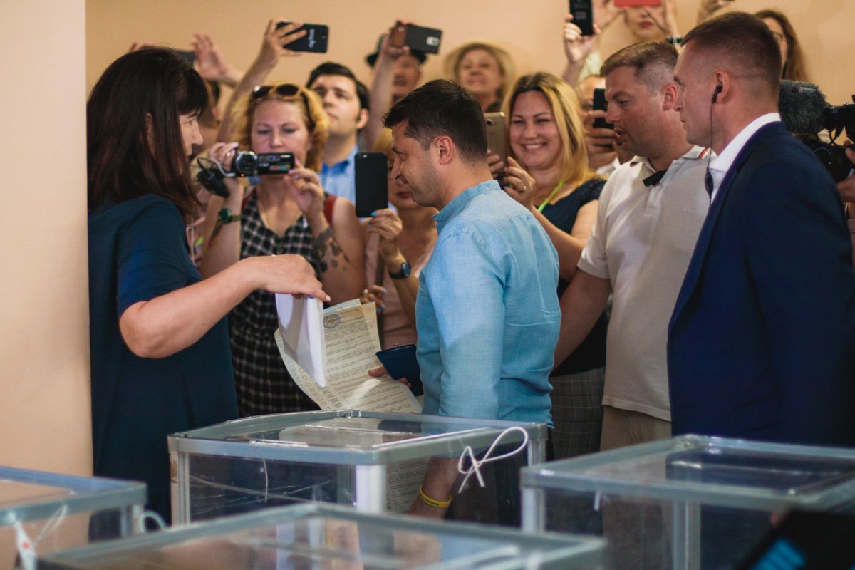 Сразу после голосования Зеленского окружила толпа журналистов, не давая прохода 