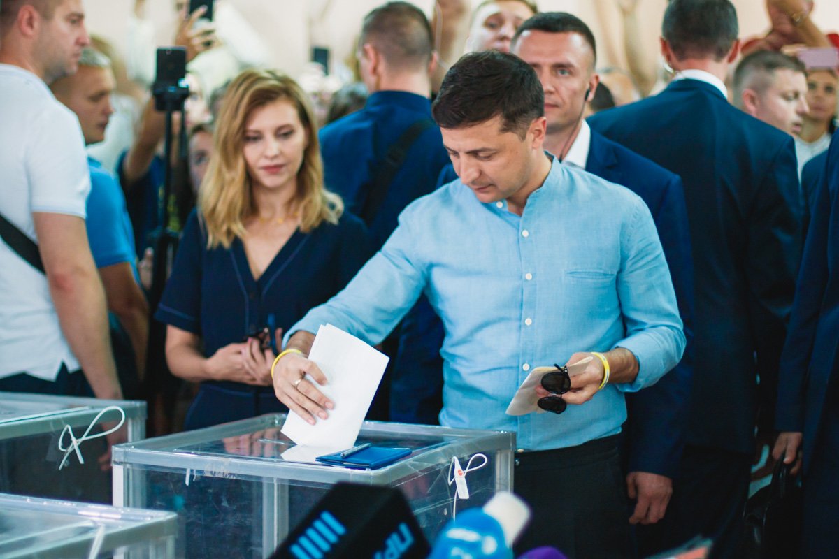 Президент отказался комментировать, за кого отдал свой голос, отметив, что выбирает народ 