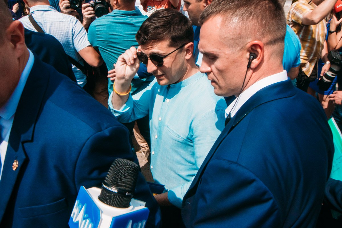 На выходе из избирательного участка Зеленскому снова не давали пройти