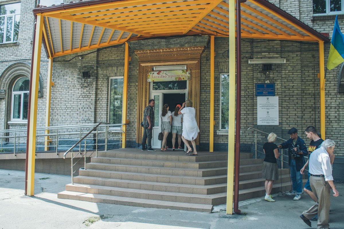 Следом за политиками и Президентом Украины проголосовал и Святослав Вакарчук 