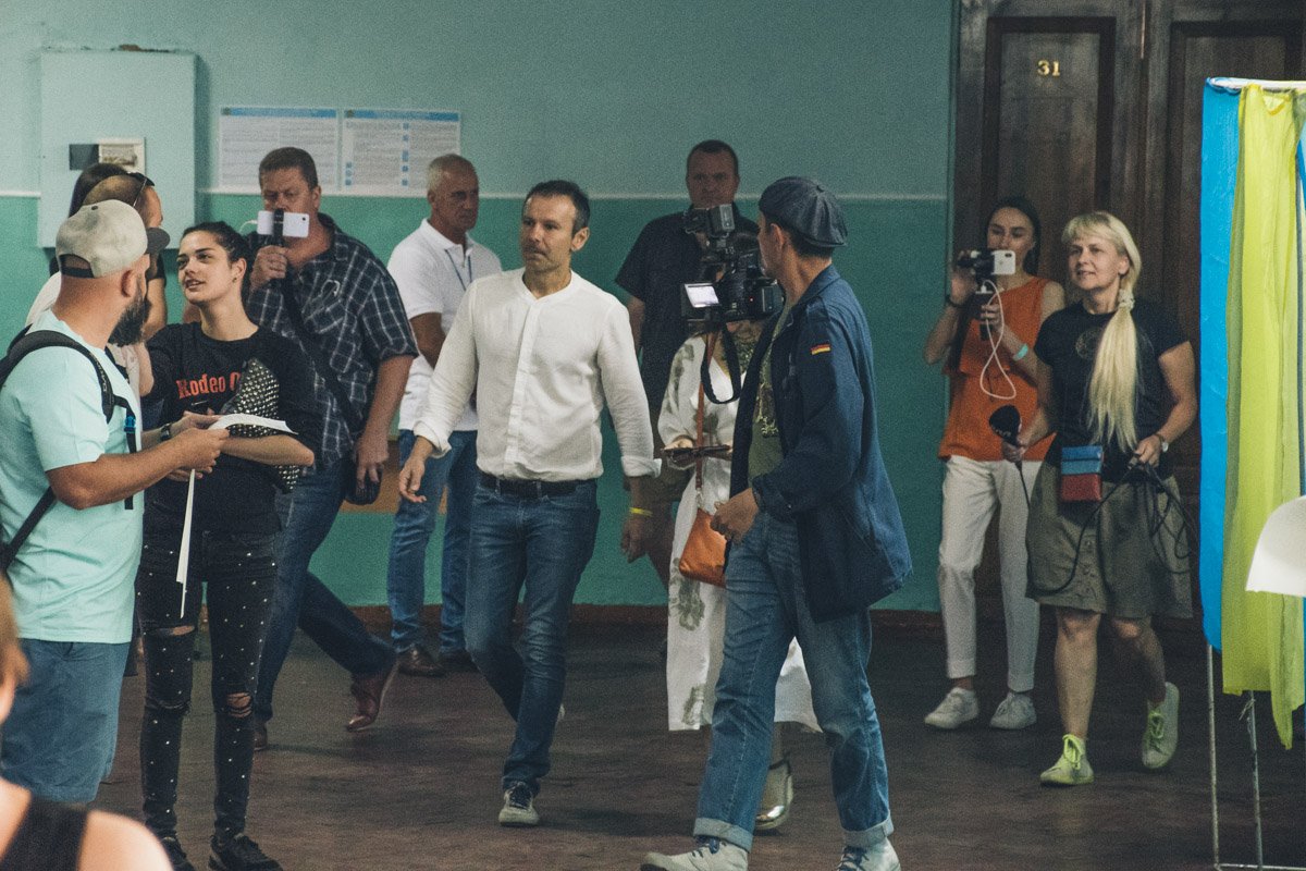 Лидер партии "Голос" прибыл на участок без охраны 