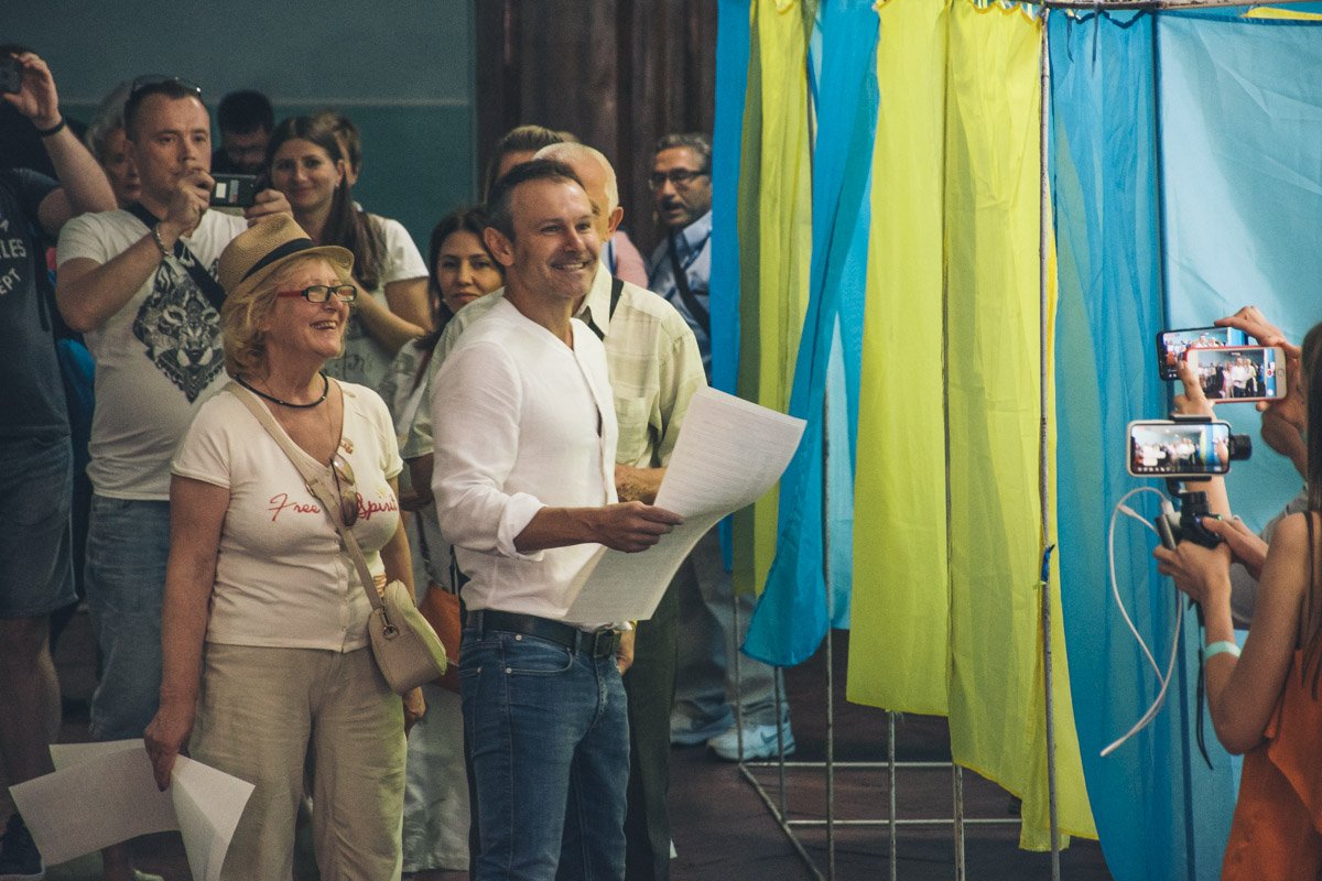 Он поприветствовал всех граждан и прессу и отправился в кабинку для голосования 