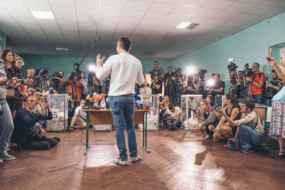 Сделав свой выбор, Вакарчук пообщался с журналистами и ответил на все их вопросы