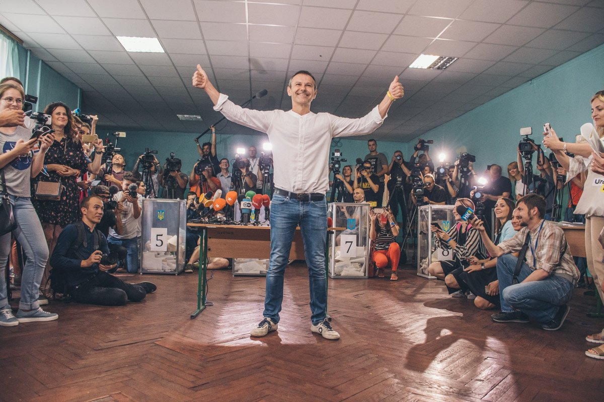 Кандидат также ответил на вопросы иностранных журналистов на чистом английском и пожелал всем удачи 