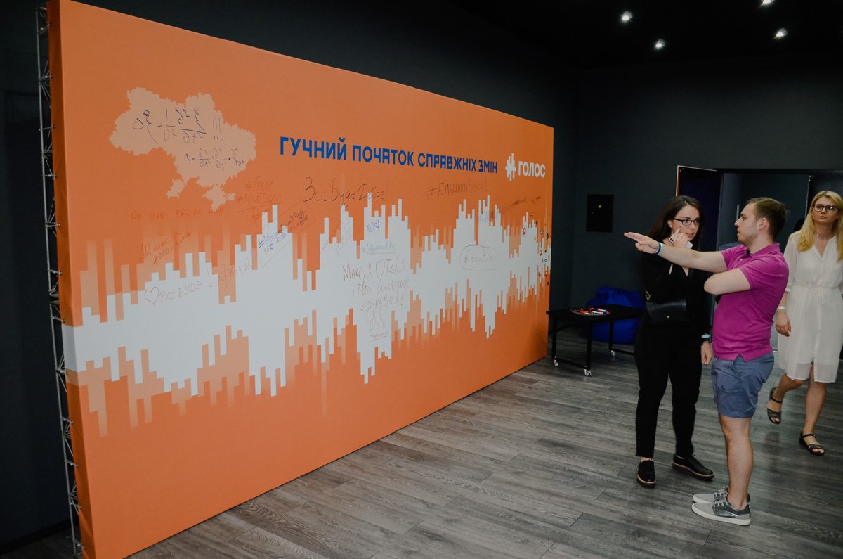 На той интерактивной стене можно оставить пожелания или свою подпись