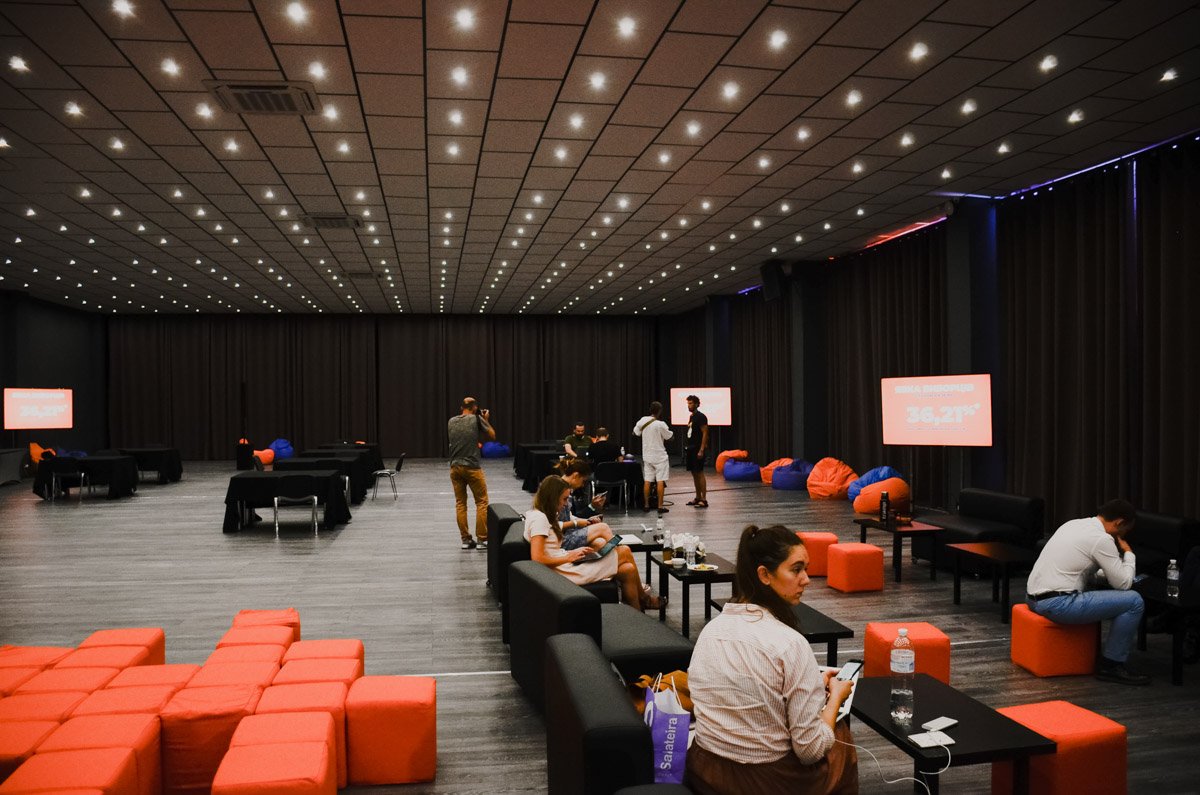 Следующий зал, где можно встретить представителей партии