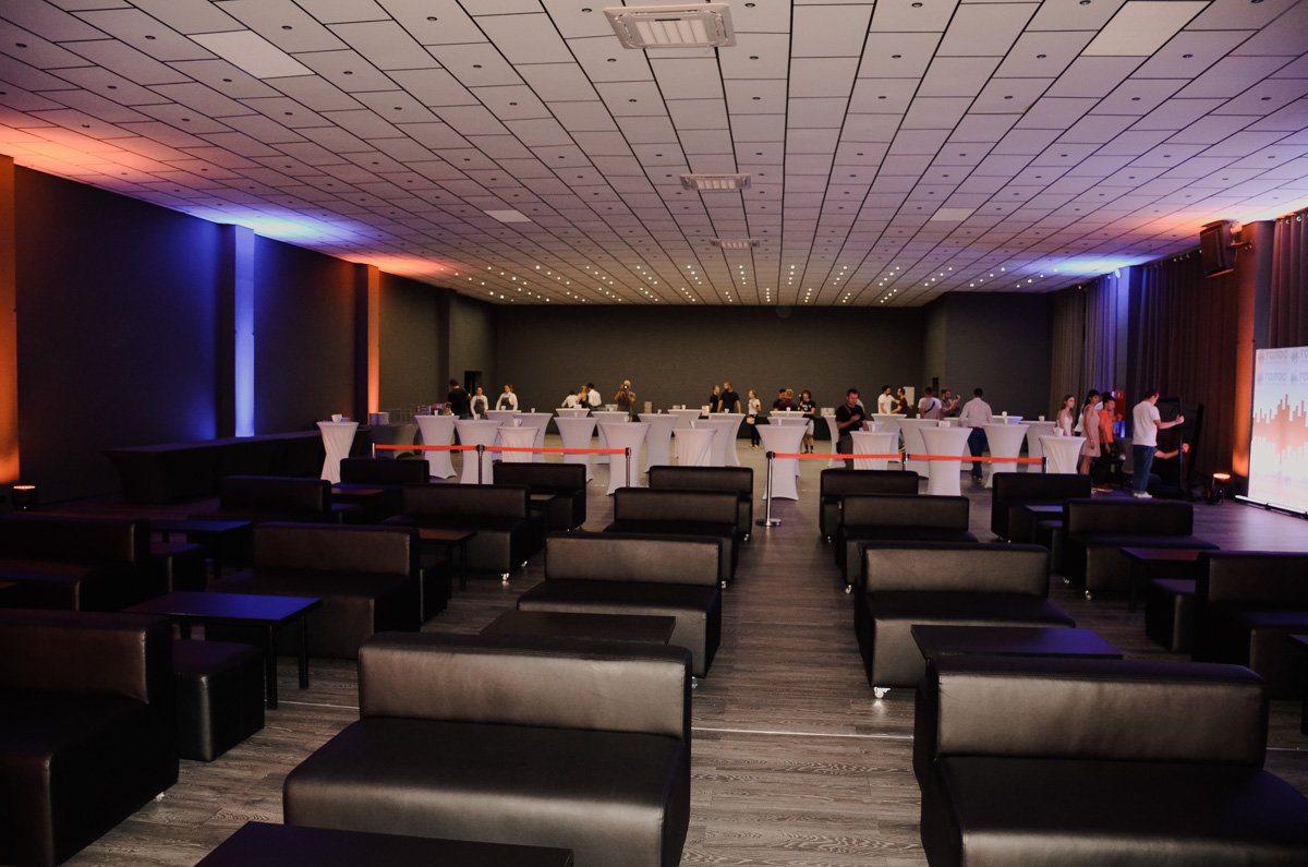 И отдохнуть и выпить. Но вообще-то, здесь зал для представителей партии