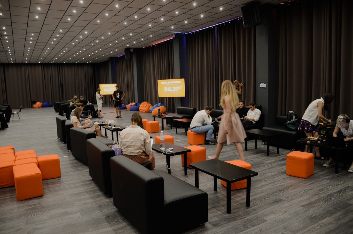 Есть и еще одна зона в штабе, но туда вход открыт только для членов команды Вакарчука