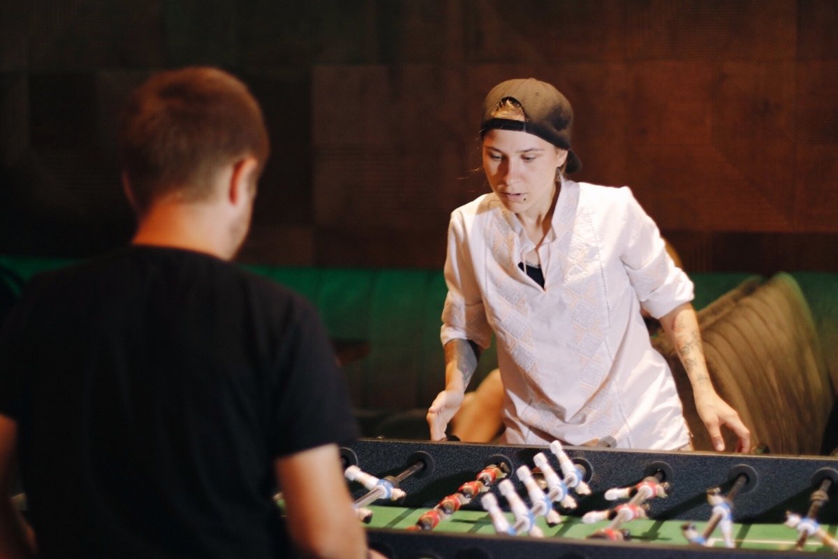 Для прессы здесь установили несколько зон отдыха, одна из которых - игровая 