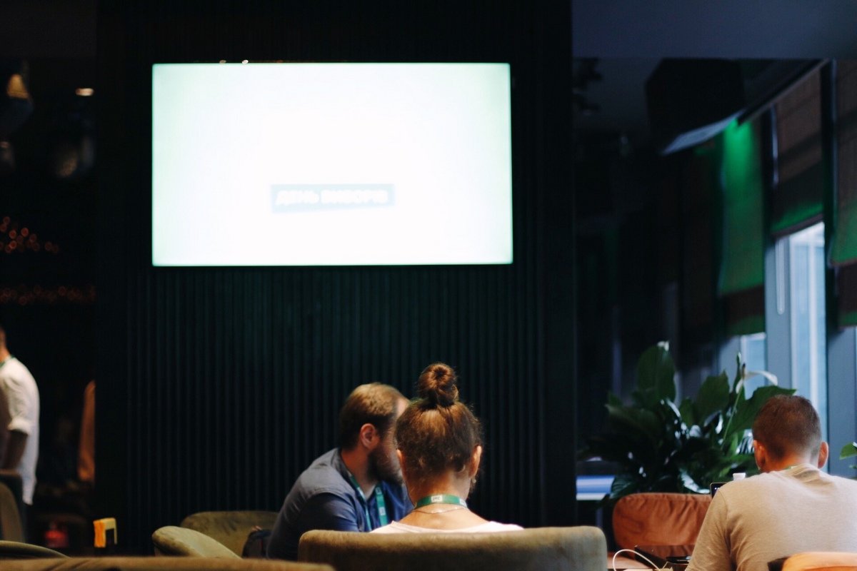 Прессу также не забыли покормить. Угощали бургерами и картошкой фри 