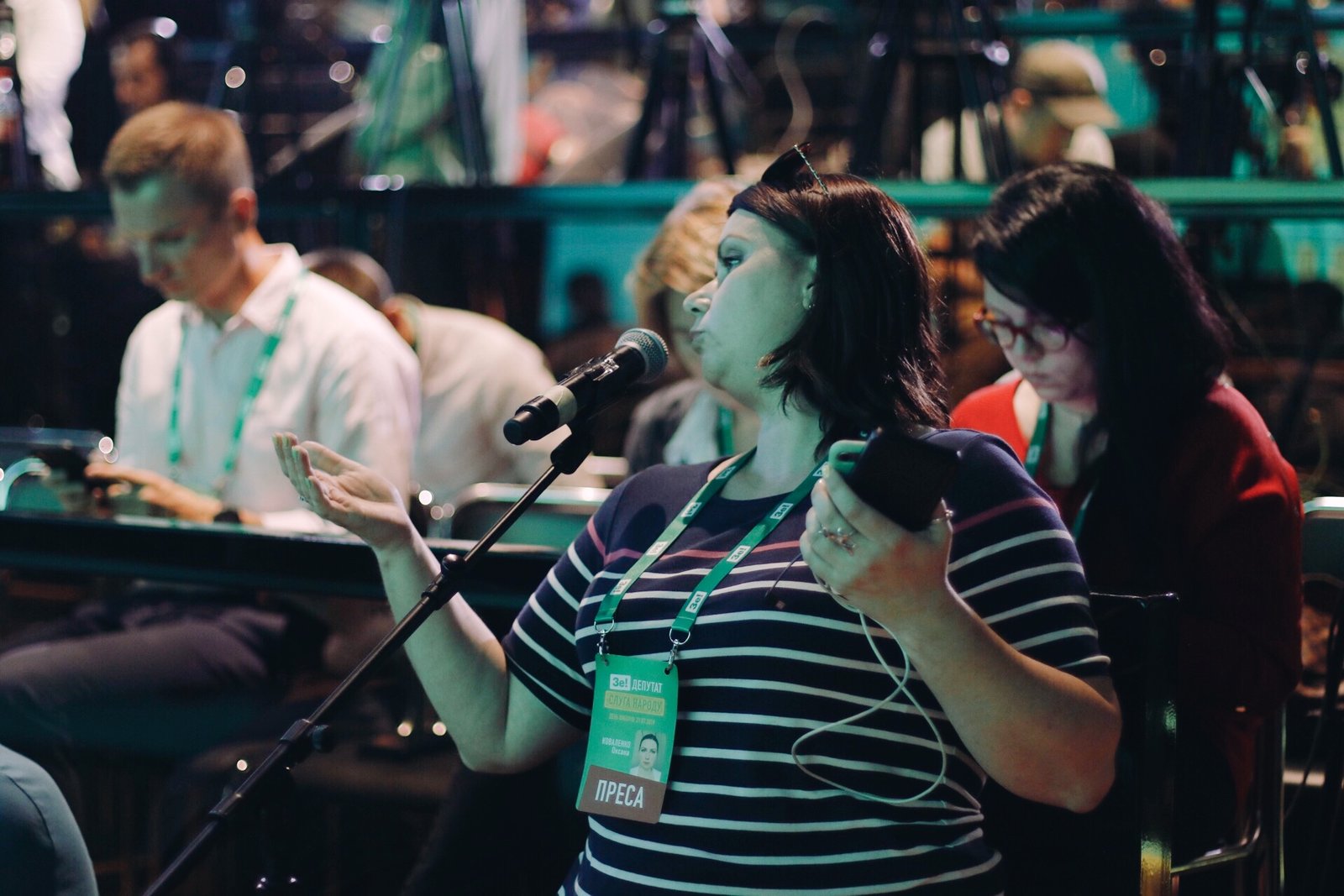 Пресса неугомонно задавала вопросы представителям "Слуги народа" 