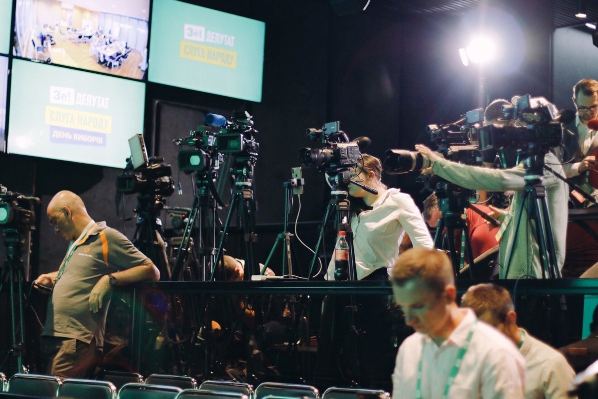 Зал для пресс-брифингов оборудовали на втором этаже, рядом с фуршетной зоной 