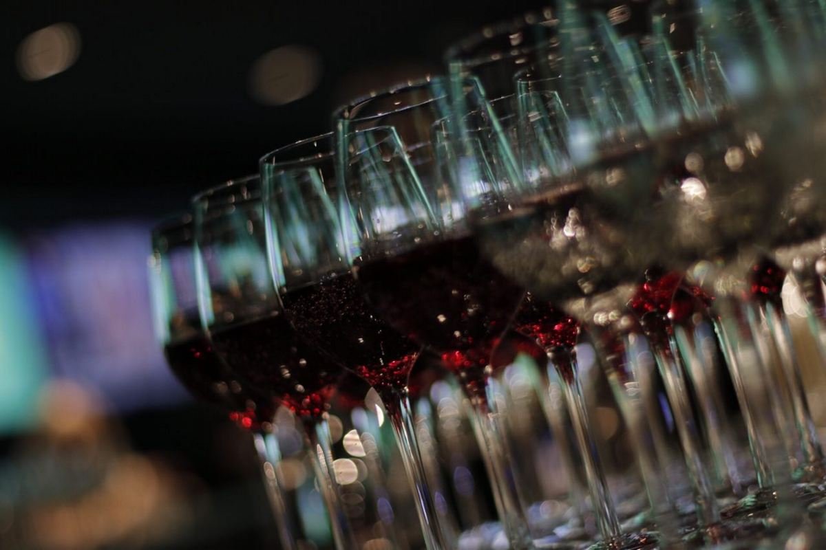 А вот алкоголь в штабе команды Президента бесплатно не наливают