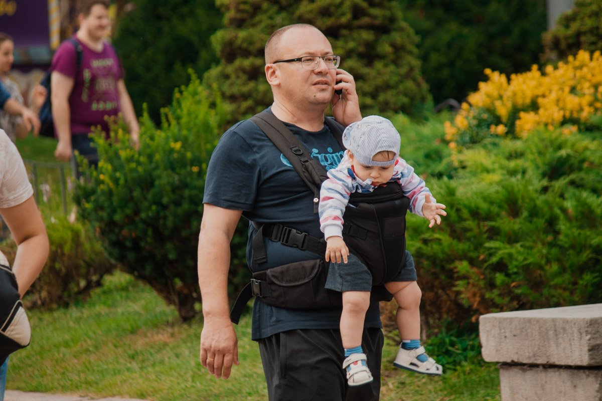 Иногда чувствуешь себя, как этот папа. А иногда - как мальчик, которого посадили в рюкзак Иногда чувствуешь себя, как этот папа. А иногда - как мальчик, которого посадили в рюкзак