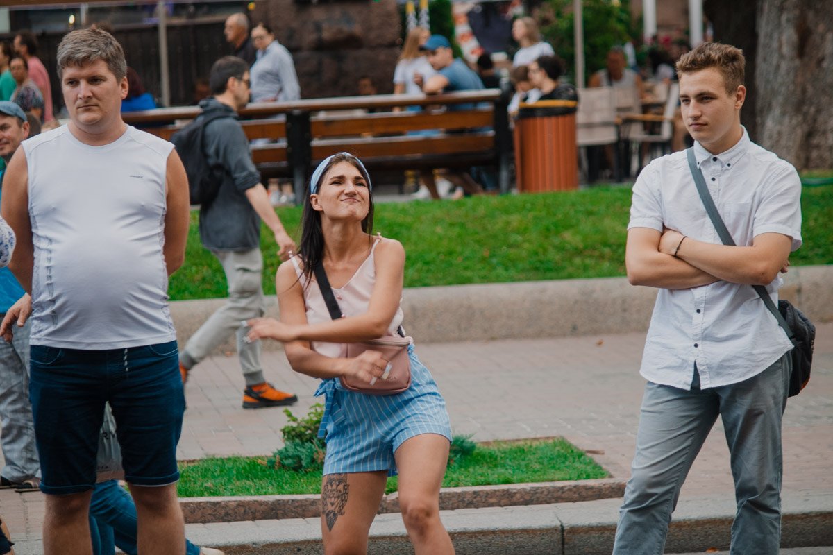 Стой рядом с танцующим, будто тебе не стыдно Стой рядом с танцующим, будто тебе не стыдно